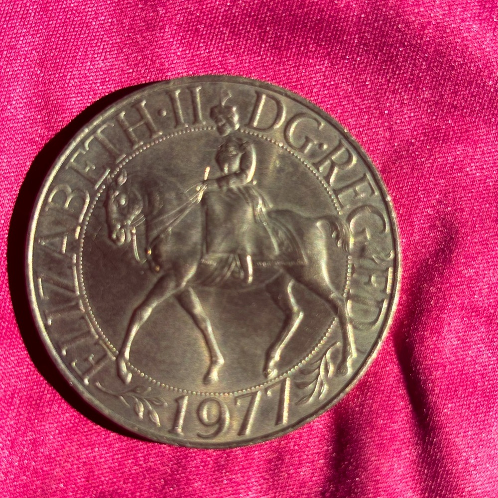 Vintage 1977 Queen Elizabeth II Silver Jubilee Commemorative Crown Coin